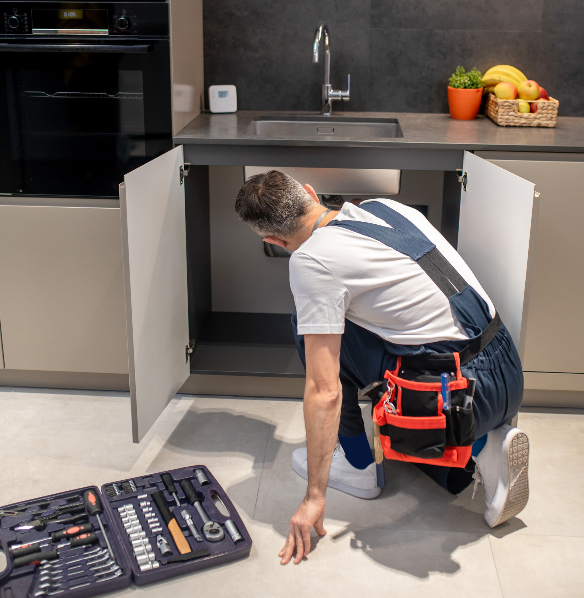 hombre reparando ósmosis